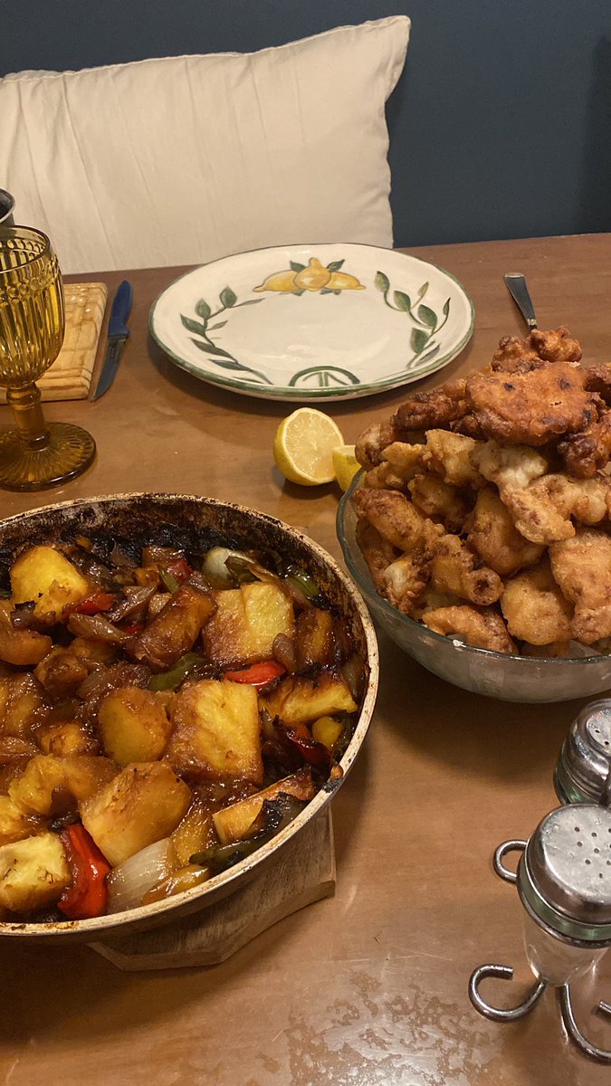 Cebolla, morrones 3 colore, ananá.
Tempura de cerdo 
Salsa agridulce