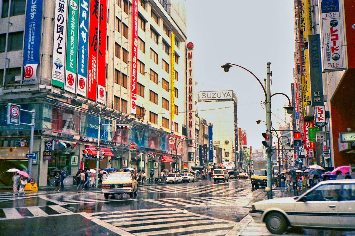 jaapn80to00pn's tweet photo. 1986年、新宿三越（現在はビックカメラに改装） https://t.co/If4ngMYJYQ