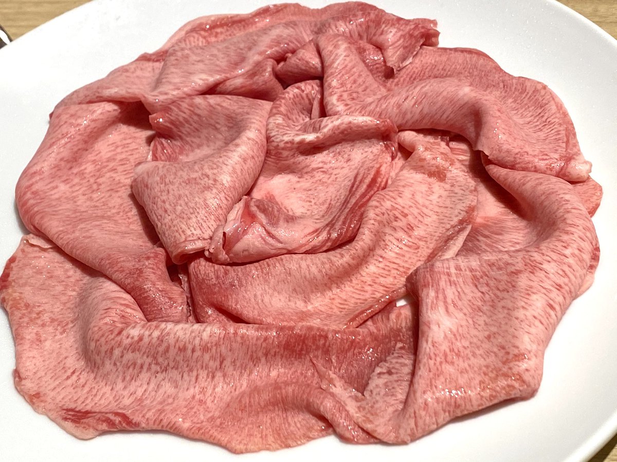 kawada__'s tweet photo. 牛タンだけずっと食べていたい。そんな願望を叶える焼肉屋が五反田に。ヒロミヤ監修の姉妹店「タンとタン いわしげ」黒タンを使用した炙りユッケ、炙り刺し、しゃぶしゃぶ等特選黒タンをこれでもかと使用したフルコースに2時間飲み放題付で9,200円。土日のランチコースは飲み放題付4,638円と更にお得。 https://t.co/0sVTL1SEVd