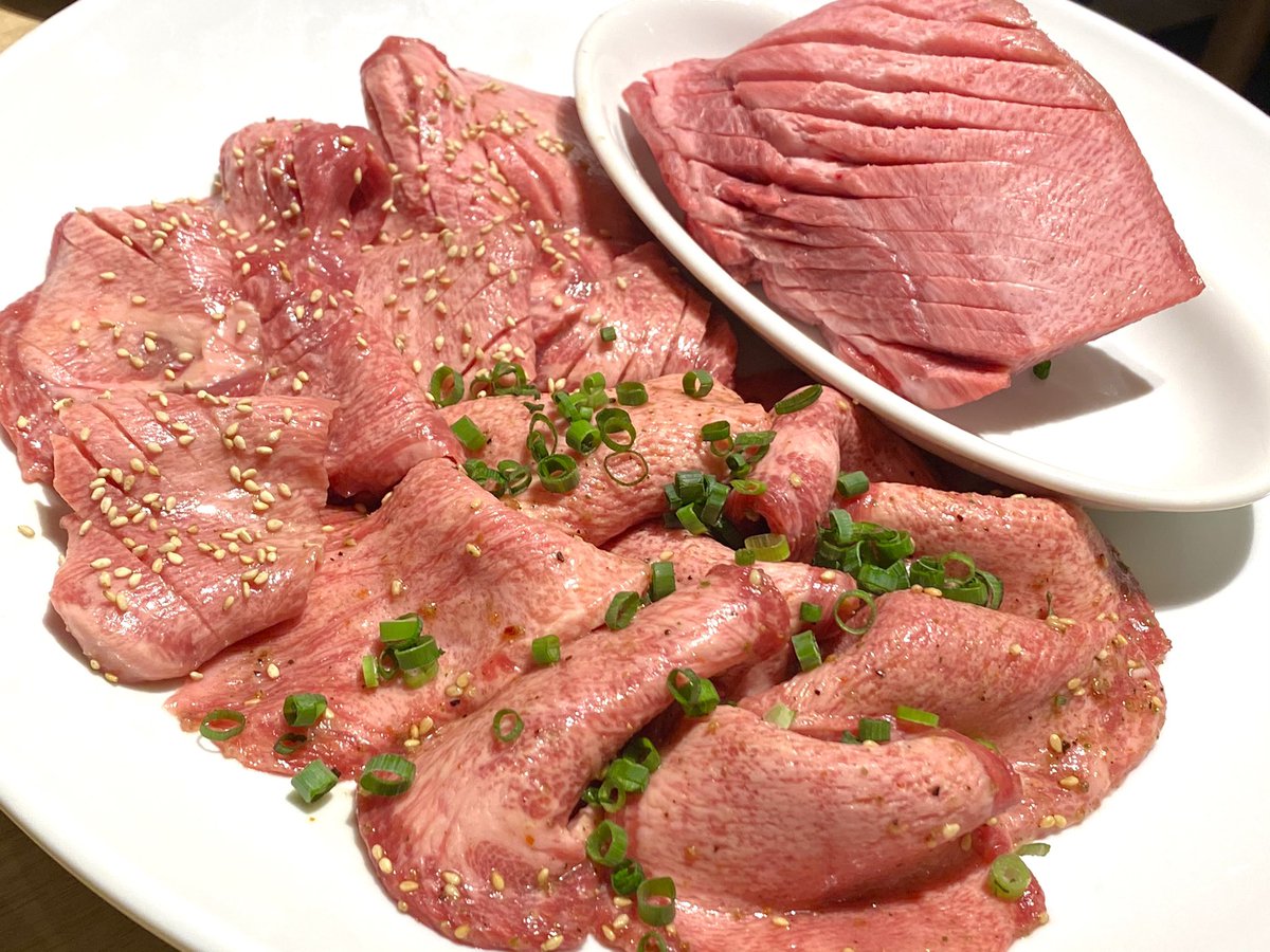 kawada__'s tweet photo. 牛タンだけずっと食べていたい。そんな願望を叶える焼肉屋が五反田に。ヒロミヤ監修の姉妹店「タンとタン いわしげ」黒タンを使用した炙りユッケ、炙り刺し、しゃぶしゃぶ等特選黒タンをこれでもかと使用したフルコースに2時間飲み放題付で9,200円。土日のランチコースは飲み放題付4,638円と更にお得。 https://t.co/0sVTL1SEVd