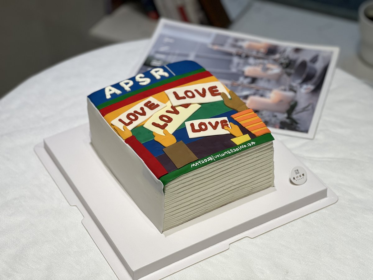 jackjianx's tweet photo. Grateful for the special wedding case we received from considerate @JunyanJiang and other twitterless friends😄 https://t.co/Of6sMjLm2i
