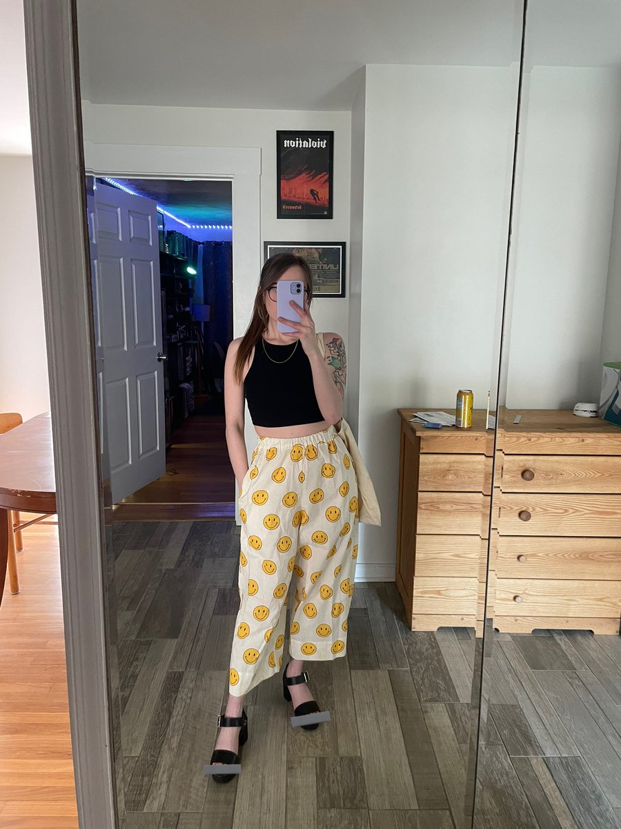 hi twitter i am alive! i’ve been super sick all week but here’s a pic of the fun pants i wore today 🫶