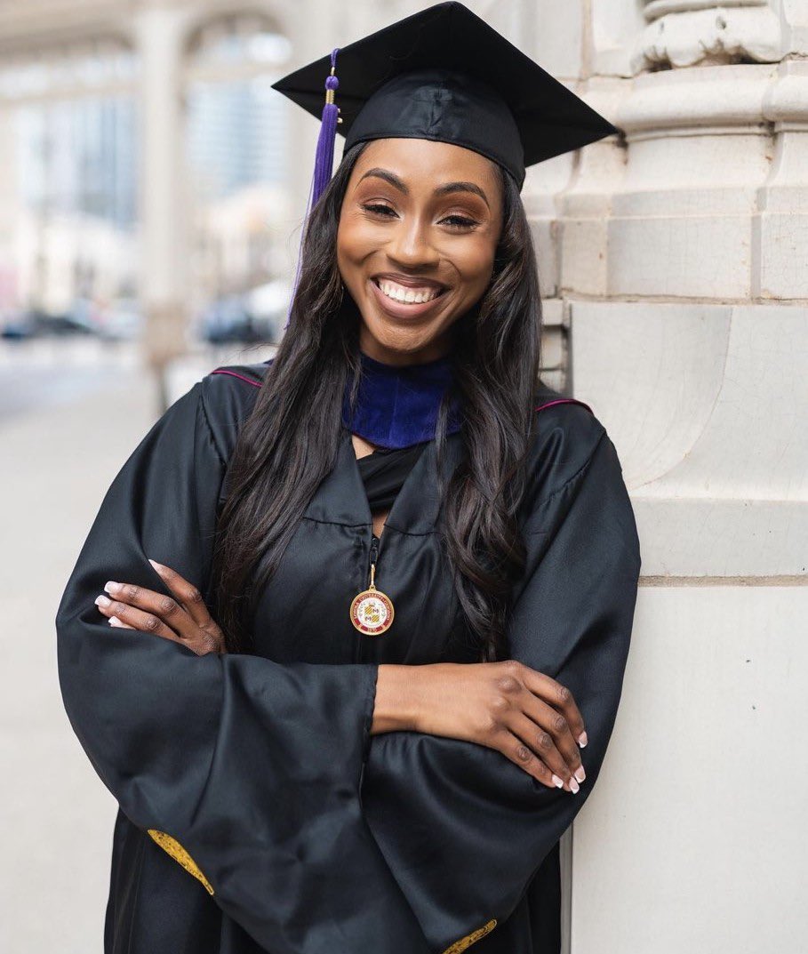 ImMeme0's tweet photo. Off-duty Chicago police officer Areanah Preston, 24 was killed right in front of her Chicago home today. Where is BLM? https://t.co/qb9h5HS18l