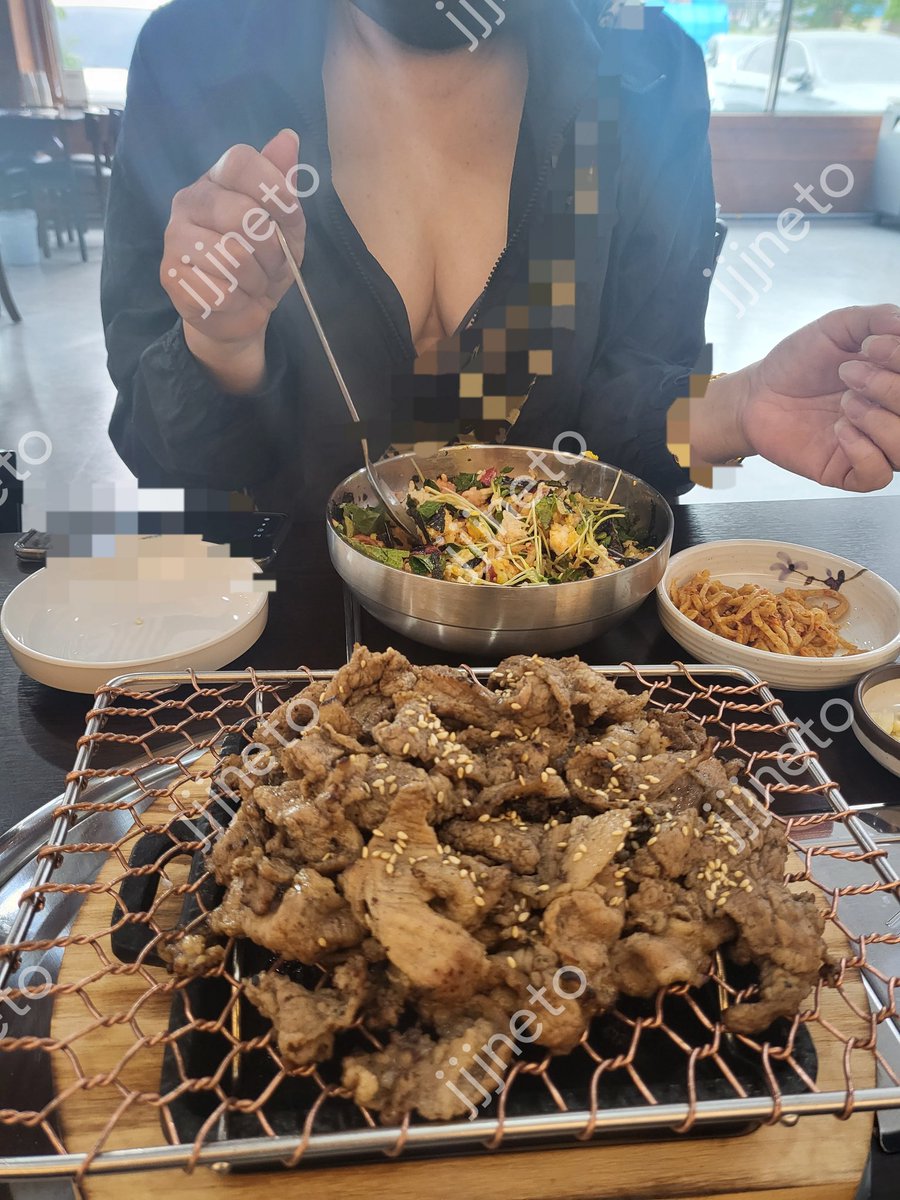 남성이미모의 여성을볼때 음식 맛을 더좋게 느낀다는 연구결과가나와눈길을끈다

연구진은 61명의 남성을 대상으로 오렌지 주스를 마시게 하면서 매력적인여성의 사진을보여줬다

그결과 매력적인 여성을 본 남성들은 주스를 '더 맛있고 달다'고 느낀것으로 나타났다.

"사장님~
소한마리  추가요~"