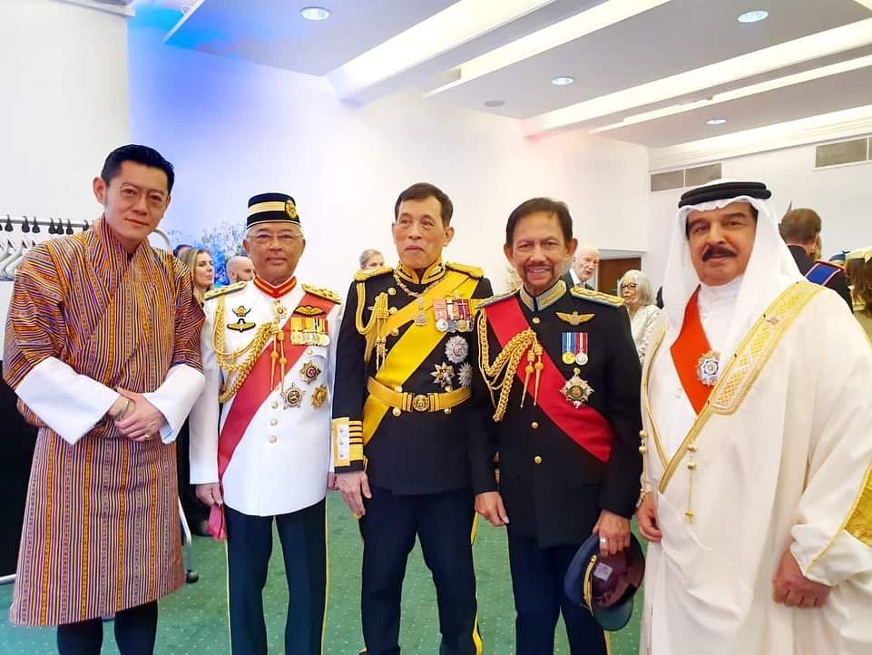 Shi_147's tweet photo. 👑🇧🇹🇲🇾🇹🇭🇧🇳🇧🇭👑
ขอทุกพระองค์​ทรง​พระ​เจริญ...

🔹สมเด็จพระราชาธิบดีจิกมี เคเซอร์ นัมเกล วังชุก
🔹สมเด็จพระราชาธิบดีอับดุลละฮ์แห่งปะหัง
🔹พระ​บาท​สมเด็จ​พระวชิรเกล้า​เจ้าอยู่
🔹สมเด็จพระราชาธิบดีสุลต่านฮัสซานัล โบลเกียห์
🔹สมเด็จพระราชาธิบดีฮะมัด บิน อีซา อัลเคาะลีฟะฮ์ https://t.co/2rmcTTkLsv
