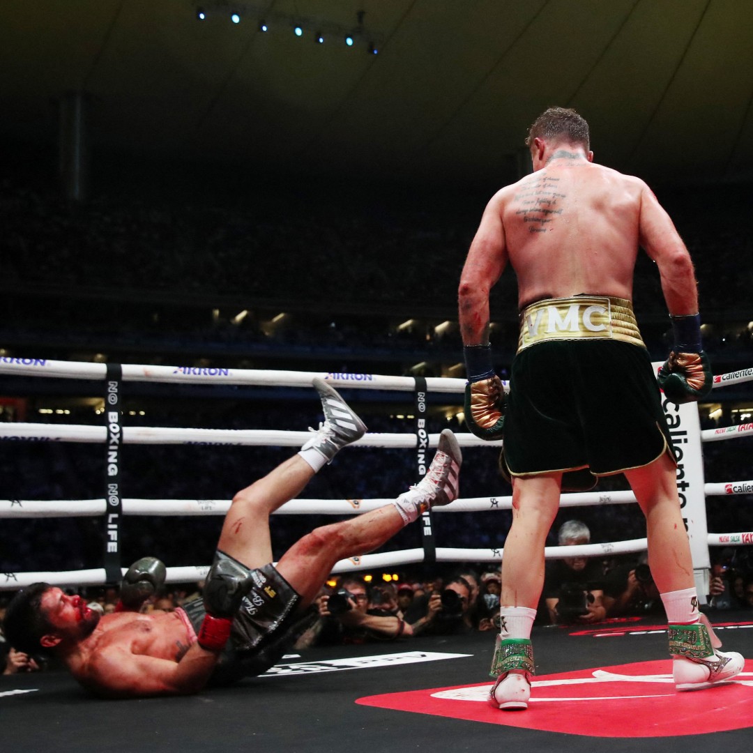 DeportesAlChile's tweet photo. ¡¡EL CANELO GANÓ!! Después de 12 años, Saúl Alvarez volvió a pelear en México y venció a John Ryder. Lo ganó por decisión unánime. Respeto al boxeador inglés, quien resistió todos los rounds pese a que recibió muchos golpes y fue derribado un par de veces. 

🇲🇽🇲🇽 https://t.co/r4uPBwYa3A