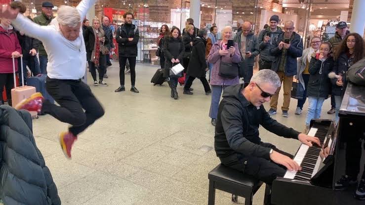 yongfook's tweet photo. Here’s why I’m not worried about AI. 

On the left is a Player Piano. They can cost as little as $2000 and they play themselves. This one was in a mall, and everyone was ignoring it. 

On the right is a human playing a piano in a mall. https://t.co/JYb7OVH7oe