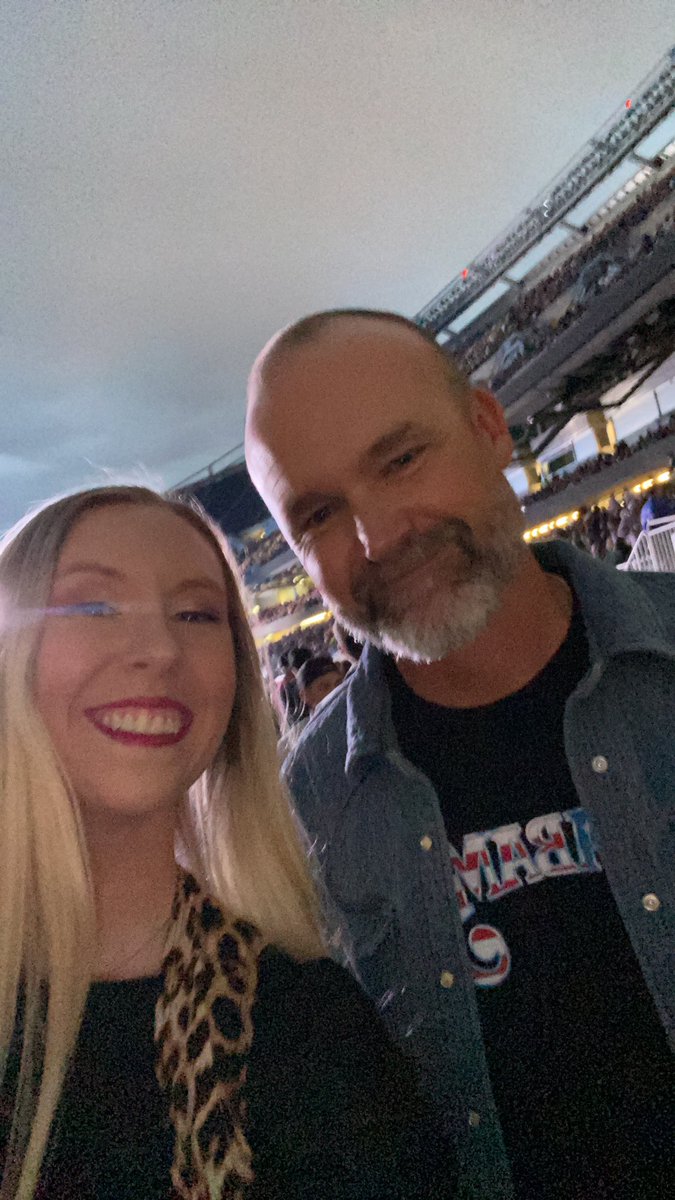 Lobaby1010's tweet photo. @Cubs got to see this awesome guy at the @lukecombs concert 💙❤️⚾️ https://t.co/YHNsdkR4UN