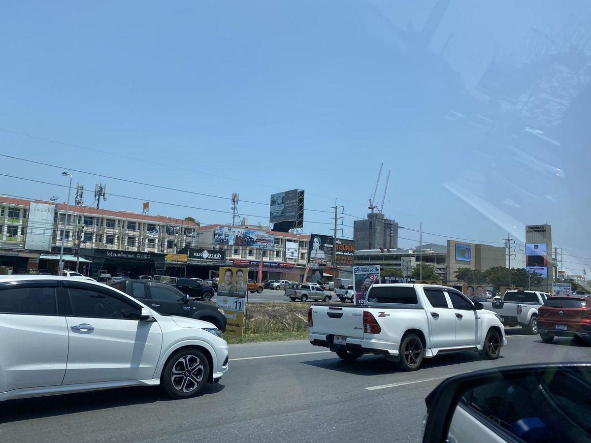 ถ.เอเชีย ขาขึ้น บริเวณหน้าเซ็นทรัลอยุธยา ปริมาณรถมากทุกช่องจราจร รถติดยาว ชะลอตัวหลายช่วง ขาล่องก็มีปริมาณรถมากเช่นกัน ผ่านหน้าห้างแล้ววิ่งได้ปกติ <a href="/js100radio/">JS100Radio</a>