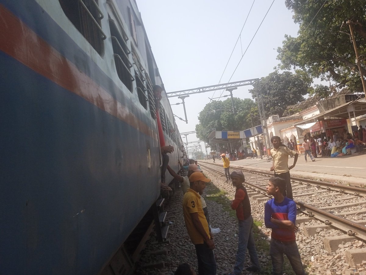 PamaBarjatya's tweet photo. सोनबरसा कचहरी में दो घंटा से रेल रोक कर रखे हुए हैं? https://t.co/oNKKGekogB