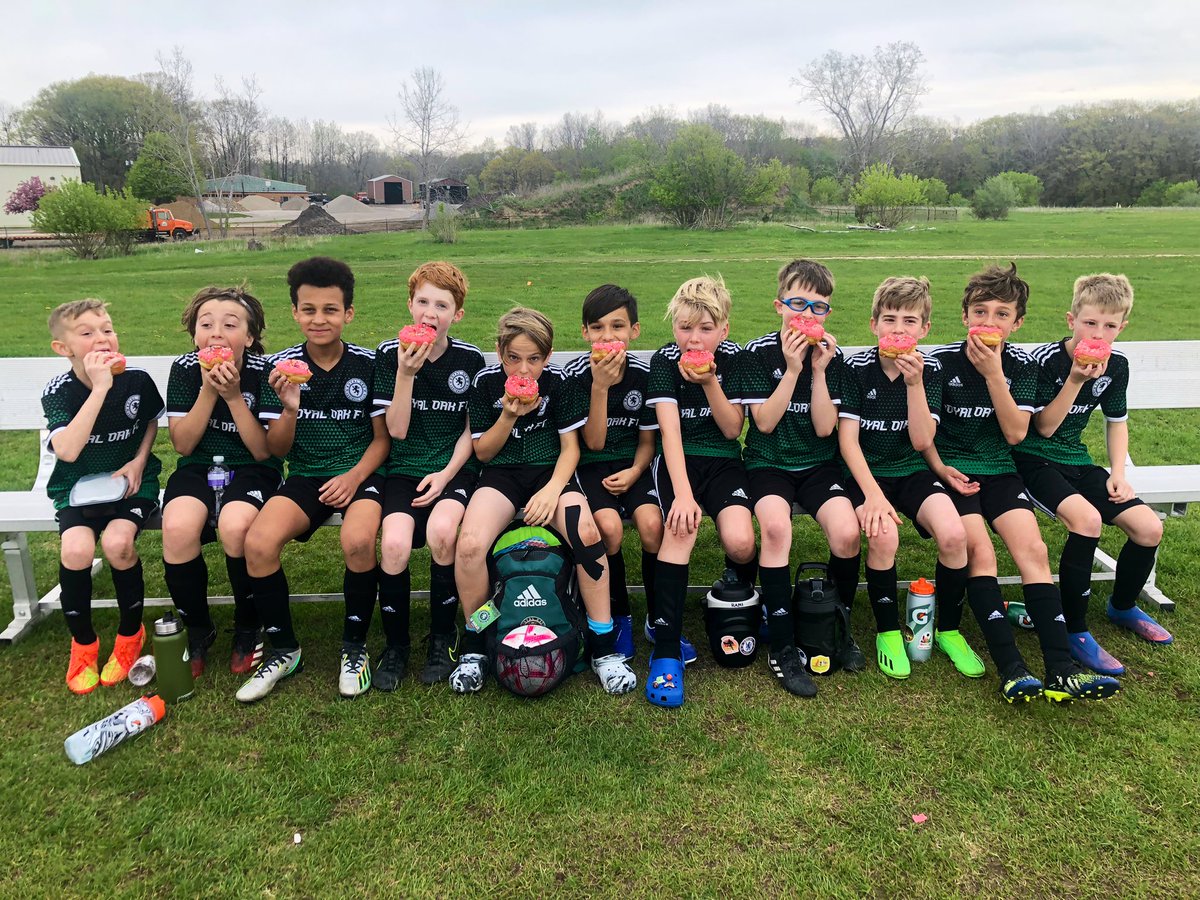 ROFC_Coach_Todd's tweet photo. π© SWEET VICTORY: @RoyalOak_FC 2012 Boys Green topped Bracket J in #MSYSA Junior State Cup (3-0-0, 19 GF, 1 GA) to reach the Sweet Sixteen! π Celebrated with "Homer Simpson" donuts from @SweetwatersDM π©π "Mmm...donuts." π€€ #soccer #JuniorStateCup #sweetsuccess #teamwork https://t.co/gDZABJ8eXJ