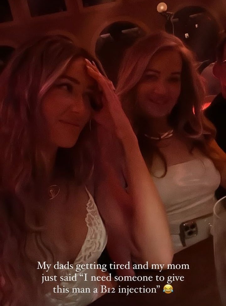 LauraSalz16's tweet photo. #Fantasía 💫💫 es #Magia
Y #Fuegoo 🔥🔥🔥 altos chapes y la piba corta mambo stop stop 🤭 Mal ahí 🤣
Eso sí, papá se quiere ir temprano de la fiesta.
Diría #Soda, #Oyee le hace falta vitamina 🎸🎸🎸✌🎵
#EstoEsAmerica 🔥🔥💫🎸✌🎵💛👏 https://t.co/ffe4I3VmMc