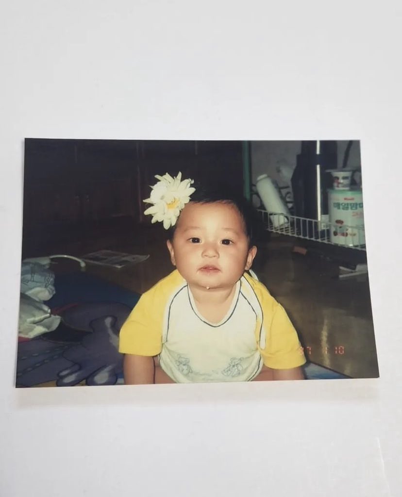 Leeknhw's tweet photo. Happy Children's Day! My childhood photos are shown here. Aren't I cute? Of course, without a doubt. Lee Know is cute all the time, hehe. Let's see a photo of you! I wish to observe the young children that are now developing! Psst, the last photo is a stray cat. 🤫 https://t.co/R3W4CKoz9W