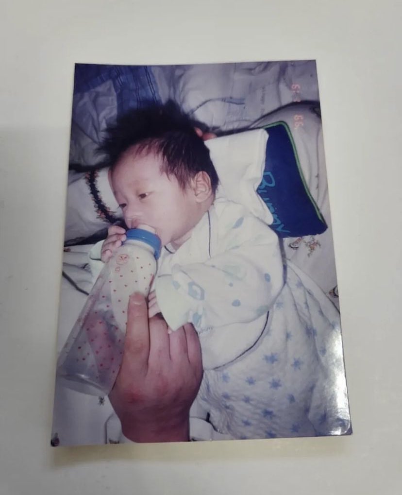 Leeknhw's tweet photo. Happy Children's Day! My childhood photos are shown here. Aren't I cute? Of course, without a doubt. Lee Know is cute all the time, hehe. Let's see a photo of you! I wish to observe the young children that are now developing! Psst, the last photo is a stray cat. 🤫 https://t.co/R3W4CKoz9W