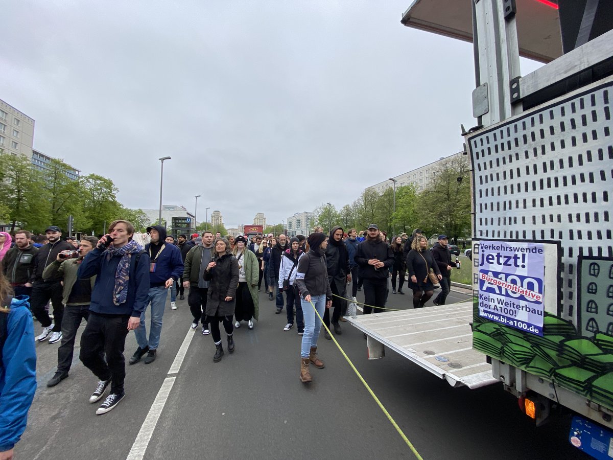 Was für ein Tag:
erst auf der <a href="/VELOBerlin/">VELOBerlin</a> mit @_Katja_Diehl_ über die autofreie Stadt diskutiert,
danach mit vielen Menschen auf der #WemgehörtdieStadt Demo gegen den Weiterbau der #A100 protestiert &amp; getanzt 💃🕺!
#A100NichtMituns
Bässe statt Motorlärm!