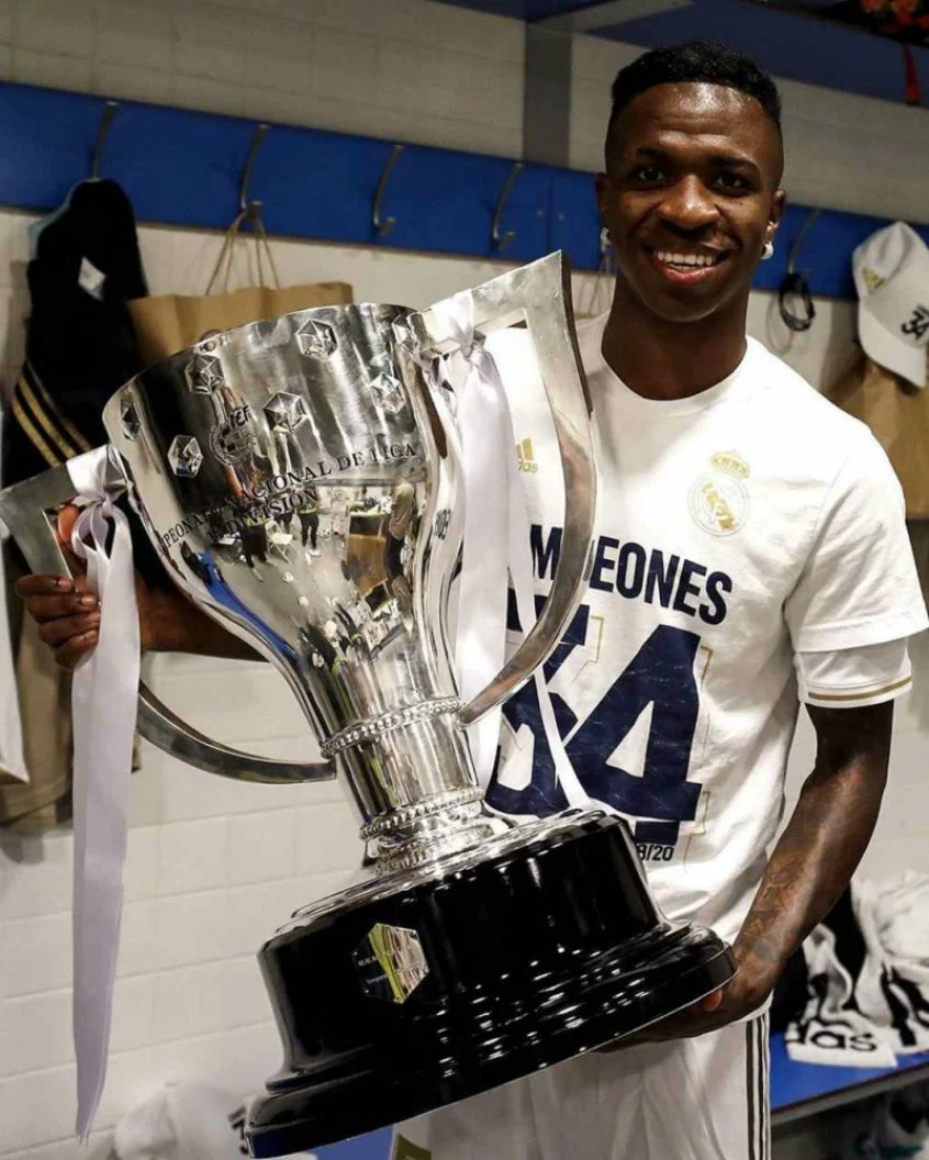 GodSatoruGojo's tweet photo. Vini Jr pelo Real Madrid já ganhou:

-Mundial de Clubes
-Champions League
-Supercopa da Uefa
-La Liga
-Copa do Rei
-Supercopa da Espanha

tudo isso com apenas 22 anos de idade.
Voa Cria https://t.co/2Wqa7ssATP