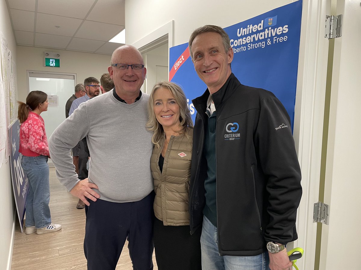 chrisdavisyyc's tweet photo. Thank you so much to my fantastic team of volunteers!
Special guests MP @GregMcLeanYYC and @Alberta_UCP President Cynthia Moore joined me in thanking our #YYCElbow #TeamUCP volunteers for countless hours supporting our campaign.
The work continues! Let’s Move Alberta Forward! https://t.co/s9zdMYN9az