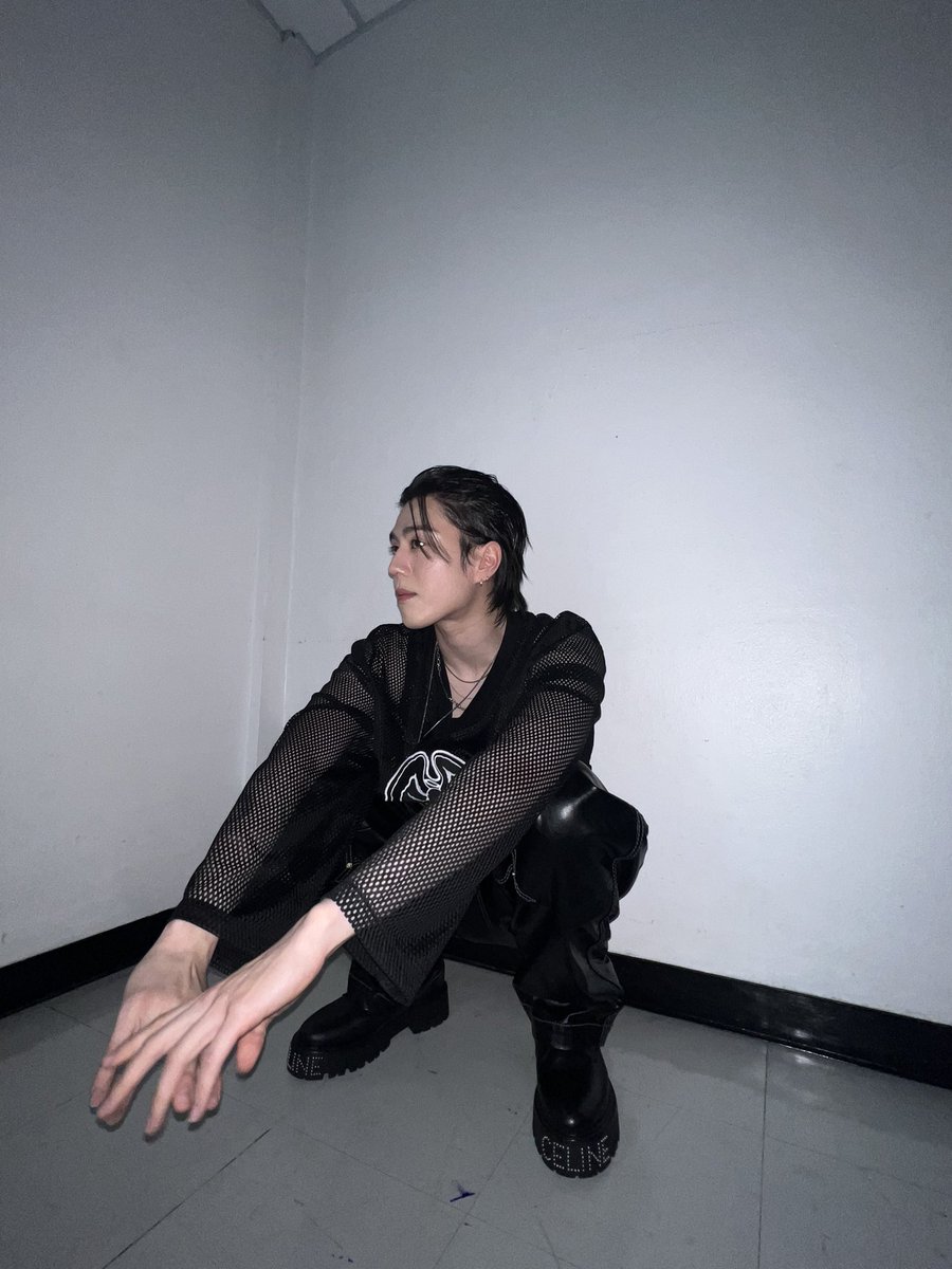 yugyeom's tweet photo. 🐧🙏 https://t.co/4gCRrwbuBU
