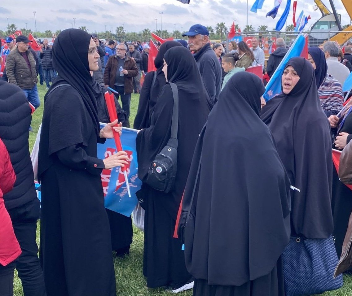 aktolga351's tweet photo. Siz onları meclise girinceye kadar kullandığınızı zannediyorsunuz ya,
Onlar ise, bugün inancınızı ve sizi görmezden gelip katlanıyorlar...
Yarın, yine yobaz yine dinci olacaksınız...
#Yarın #HASNOTBEENSELECTED
#bueyuekistanbulmitingi
#BinaliYıldırım #Nagehan https://t.co/BUiAJjHiBk