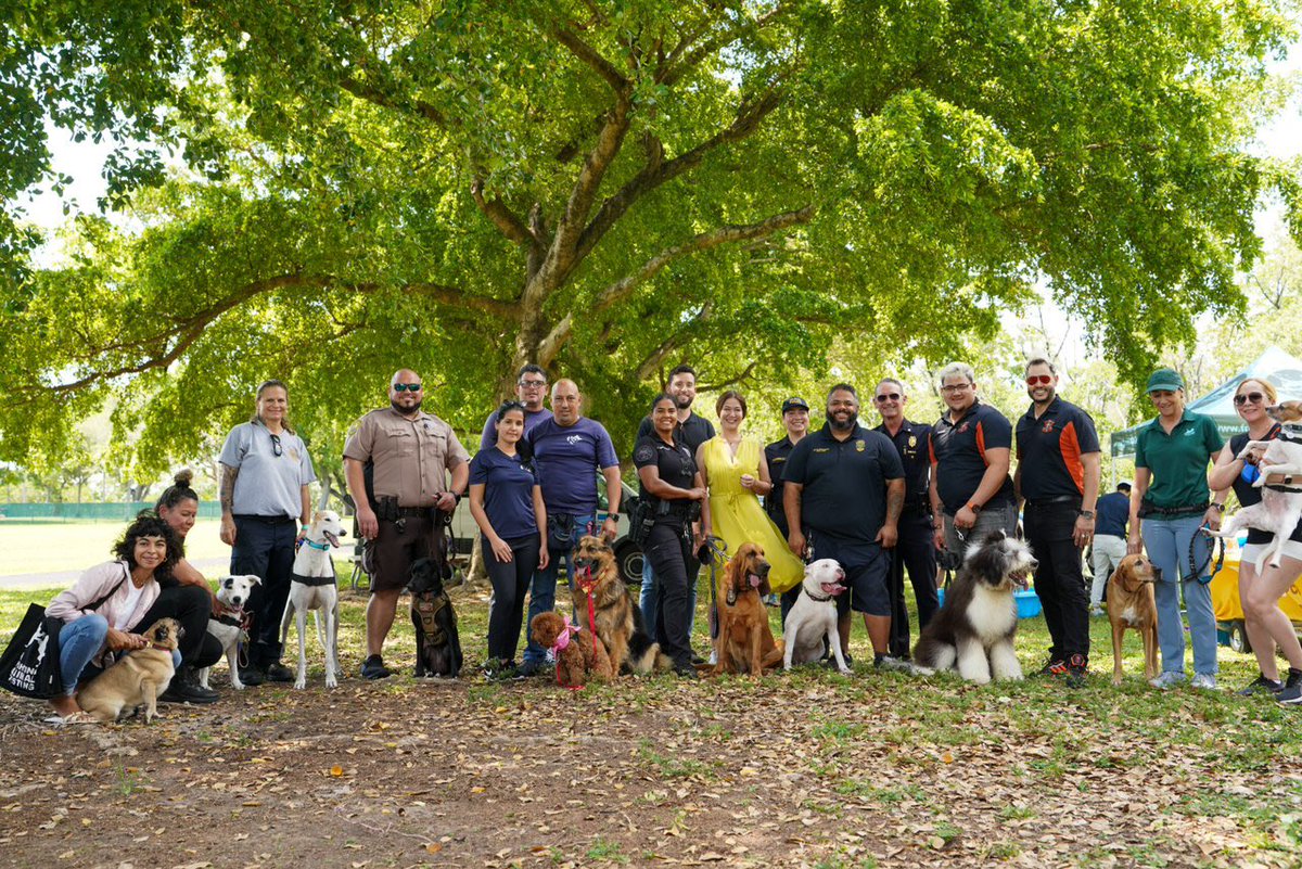 FrecklesMPD's tweet photo. Thank you all who came out to our 3rd meet &amp; greet our @CityofMiami @K-9 @frecklesmpd @cityofmiamiparks  in @coconutgrove 🐾🐶😘💙🚒🥲🚔🙌 https://t.co/oBFFetdWQv