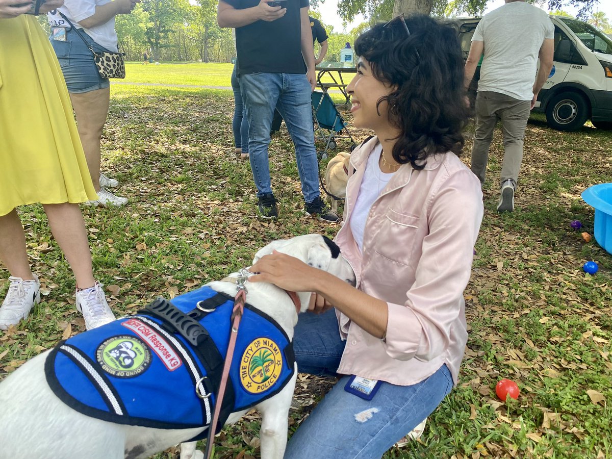 FrecklesMPD's tweet photo. Thank you all who came out to our 3rd meet &amp; greet our @CityofMiami @K-9 @frecklesmpd @cityofmiamiparks  in @coconutgrove 🐾🐶😘💙🚒🥲🚔🙌 https://t.co/oBFFetdWQv