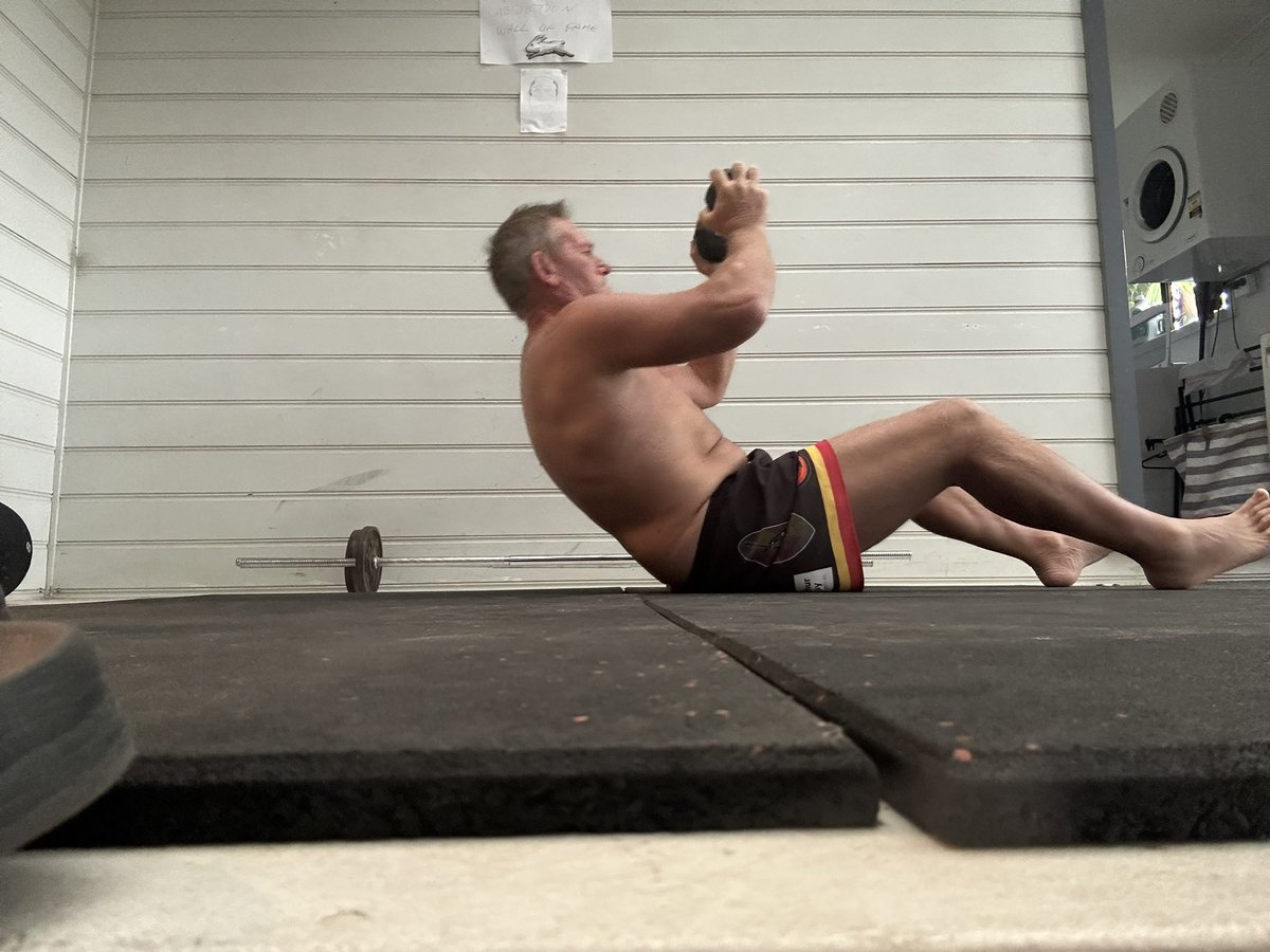 Day #21 in my 300 rep challenge 

Keep it simple Sunday! 

FYI my guts were busted after the first set..

1 min plank x 5
5 x pushups  x 5
100/80/60/40/20 dumbbell up’n’ups.

I’ll walk when the drizzle eases off…

Enjoy your Sunday 🍻 

#challenge 
#FitnessAbdiction