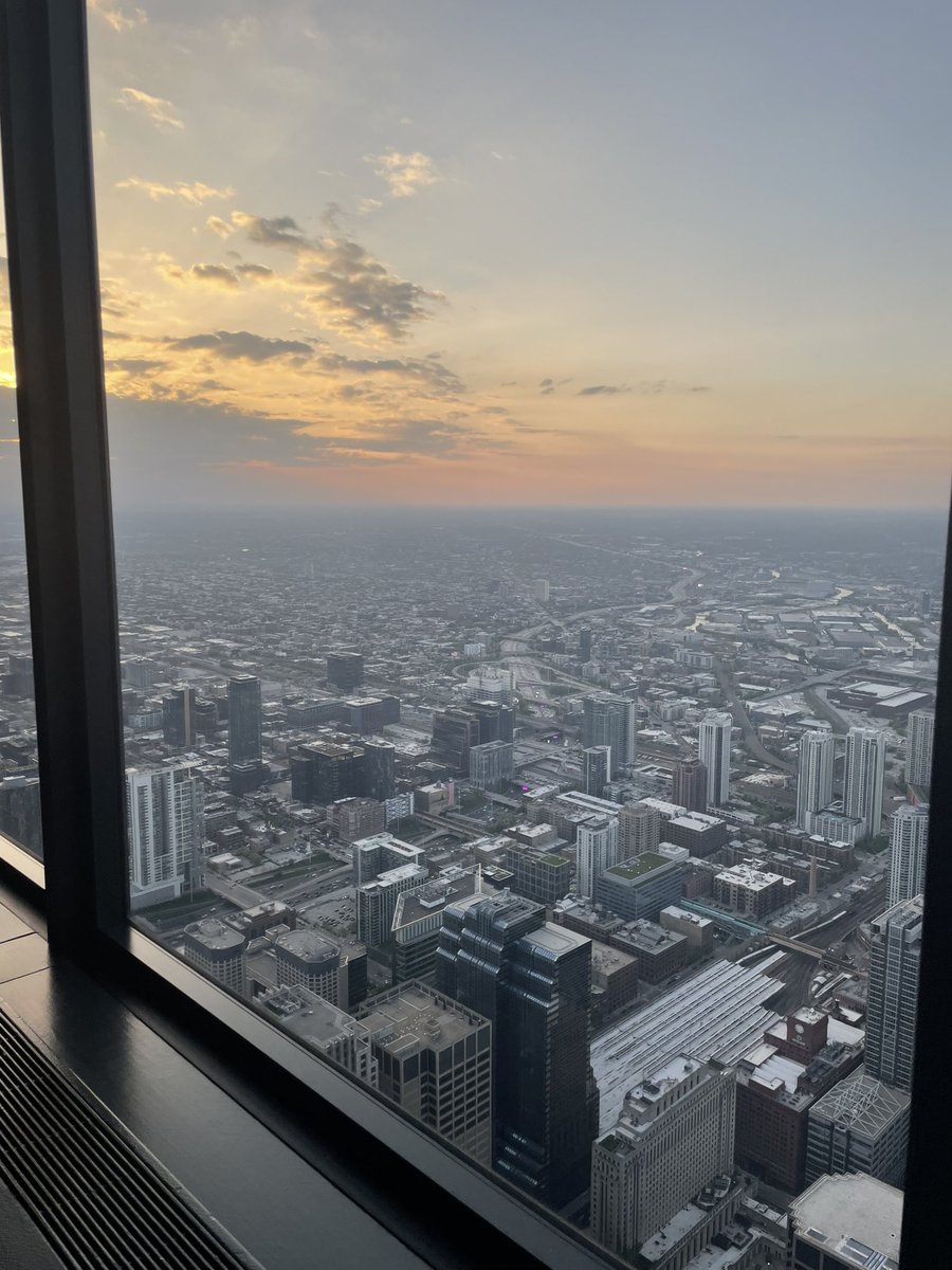 Kicking of @FITE_endoscopy fellows course! Beautiful venue! #DDW2023 #GITwitter #willistower #skydeck @neilRsharmaMD @MohitGirotra @mkahaleh @DavidDiehlMD @drgaidhane @MendozaLadd @socialmediaend1