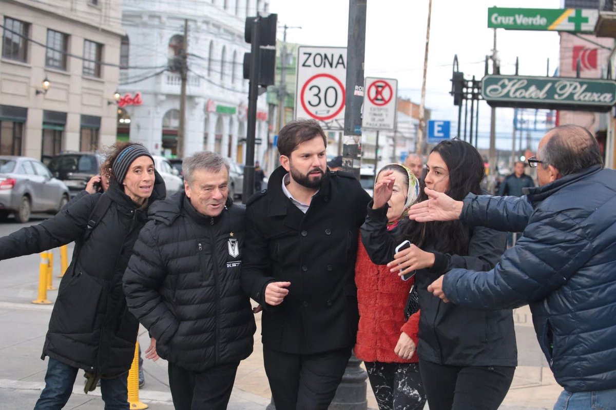 Ivonne94758580's tweet photo. Ayer le volvió a fallar el control de impulso al Merluzo, lo trataron de ‘saco de huea’ en pleno centro de Punta Arenas y no hayo mejor cosa que ir a encarar al viejo y casi se agarra…  entre Vladimiro Mimica y su mamá que es la señora de rojo que se ve en la foto lo pararon. https://t.co/W6ieR93268