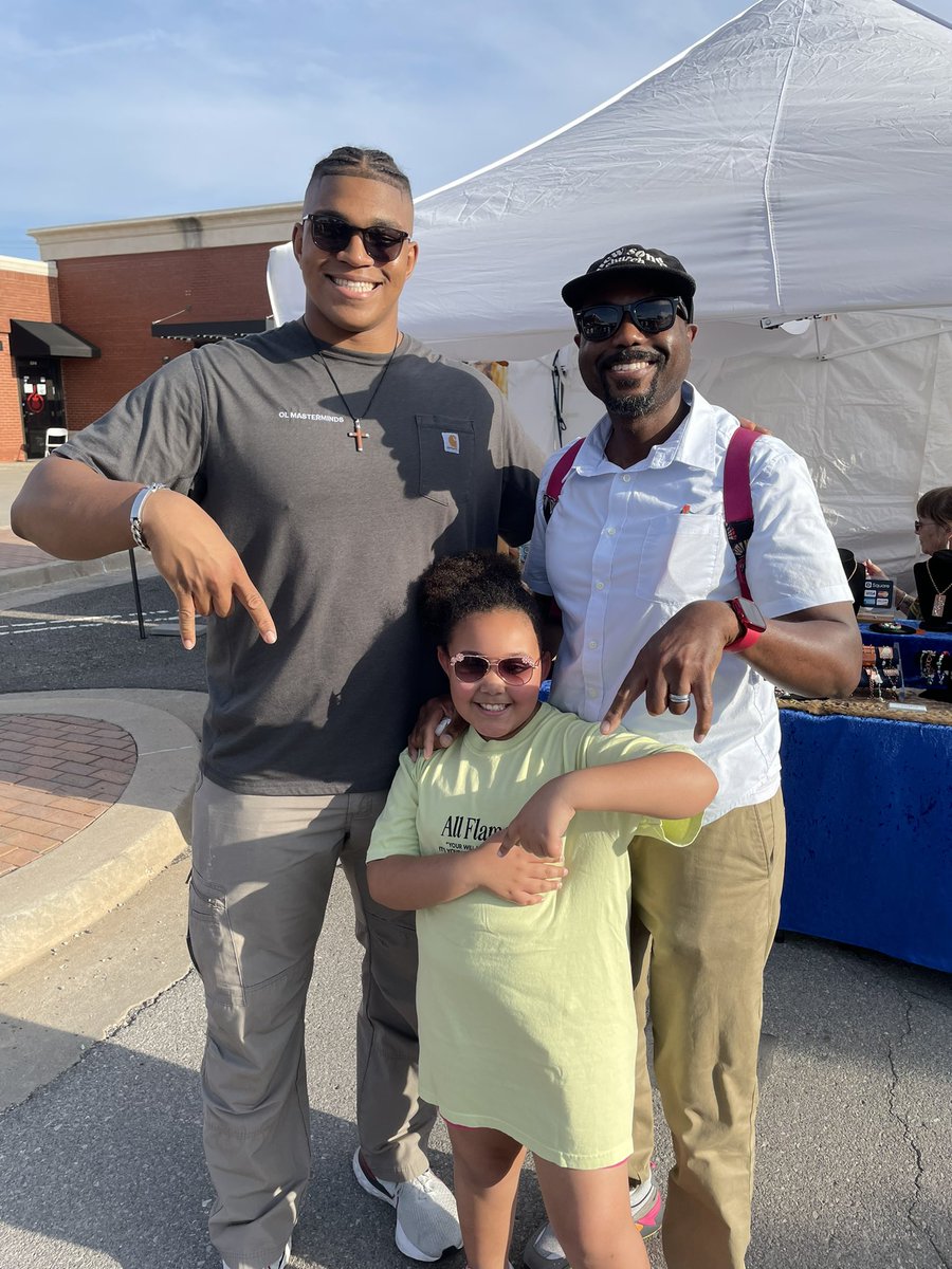 Ran into @wrouse19, one of the Oklahoma Sooners newest offensive linemen, at the Edmond Arts Festival!  He was kind enough to offer my daughter some words of  encouragement!  Gonna be a fan favorite!  @OU_Football @OU_CoachB #OLineU