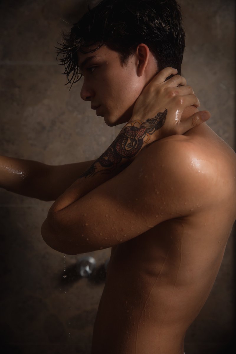 In the shower with @SamuelBrenes4 from Costa Rica 🇨🇷. Photography by me. 3/5