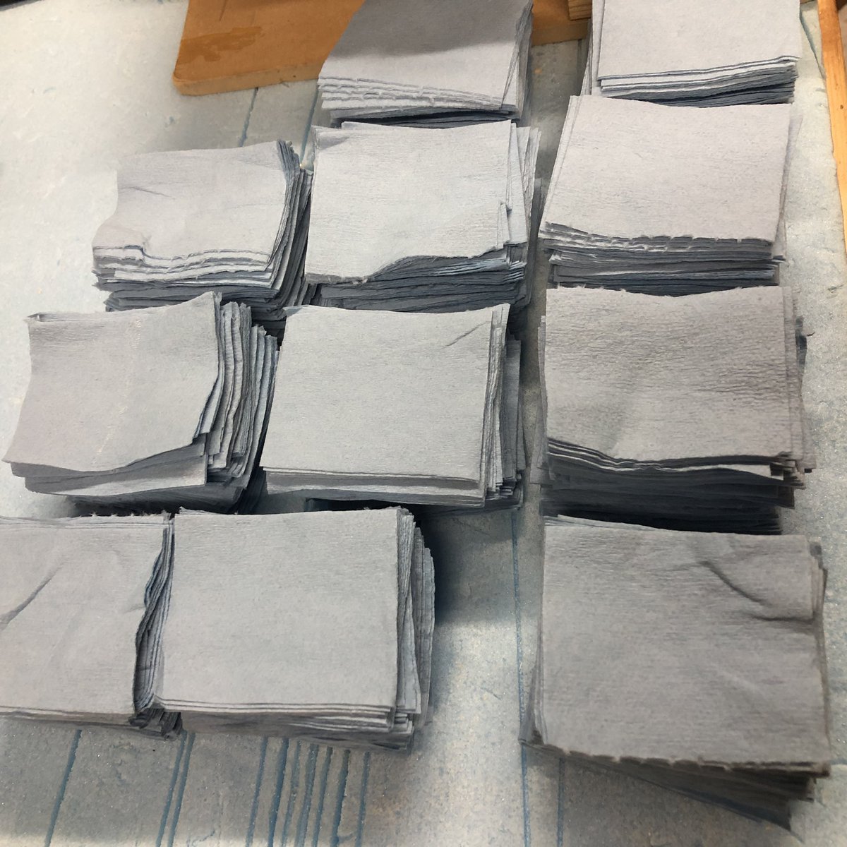 DiySmallFactory's tweet photo. おはようございます。
先日、入手したショップタオル。1巻をビリビリと１枚あたり16分割しました。🤔

下図はひと山５枚を重ねて切っているので、全部で16分割×５枚分×11山＝880枚
😋

１年間は使えそうかな〜。😆 https://t.co/8oegvMEsTn
