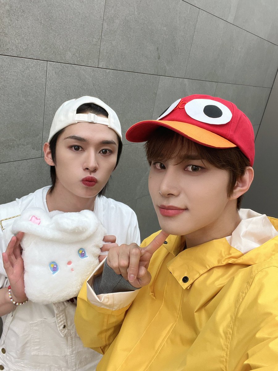 Leeknhw's tweet photo. White dressed and Yellow dressed are together as MC at MBC Music Core. Look how cute we are here! Thanks for watching Music Core today and Happy Children's Day! https://t.co/wIDZ3Yq349