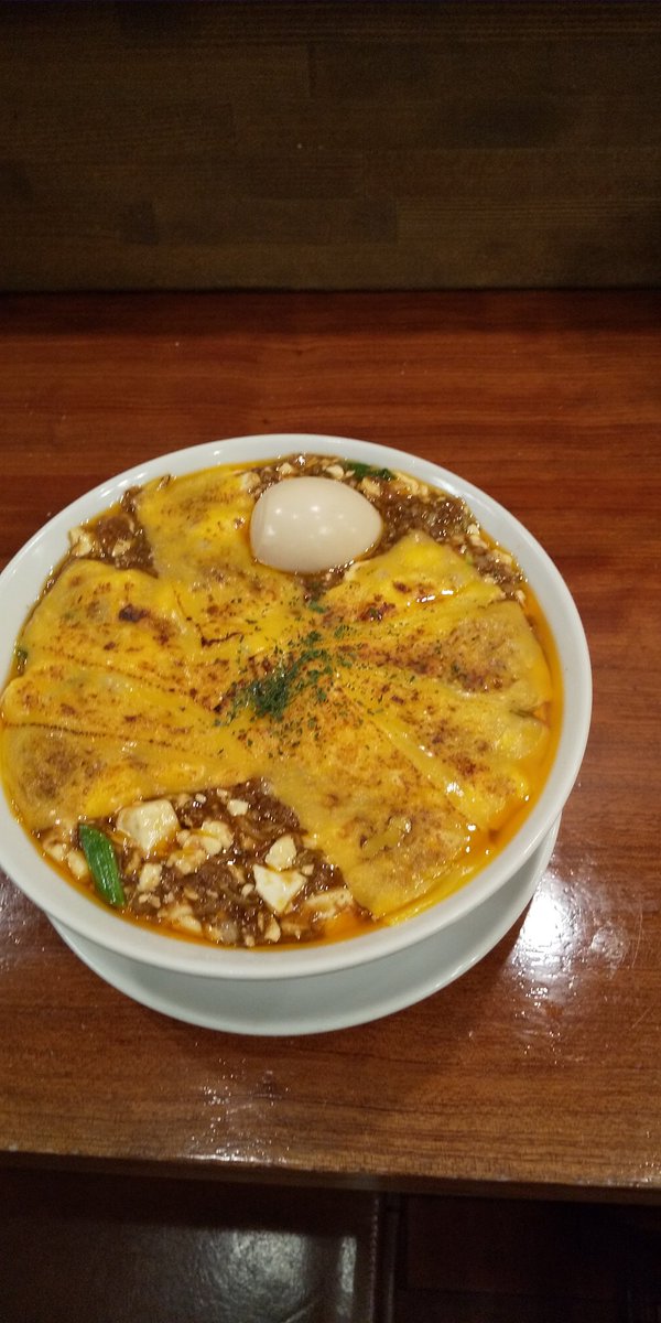 rousokuya105's tweet photo. 『やっと来ることが出来ました。ずっと来たいって思ってて…」セミロングの髪を後ろで一つに束ねて（ダフルチーズ麻婆麺大盛普辛味玉トッピング半ライス）それは小柄な女性
天晴れお見事です。弊店では是非自分流の食べ方を見つけてください。GW最後日生憎の空模様ですが銀座でお待ちしております。 https://t.co/bHp4CGY2Jl