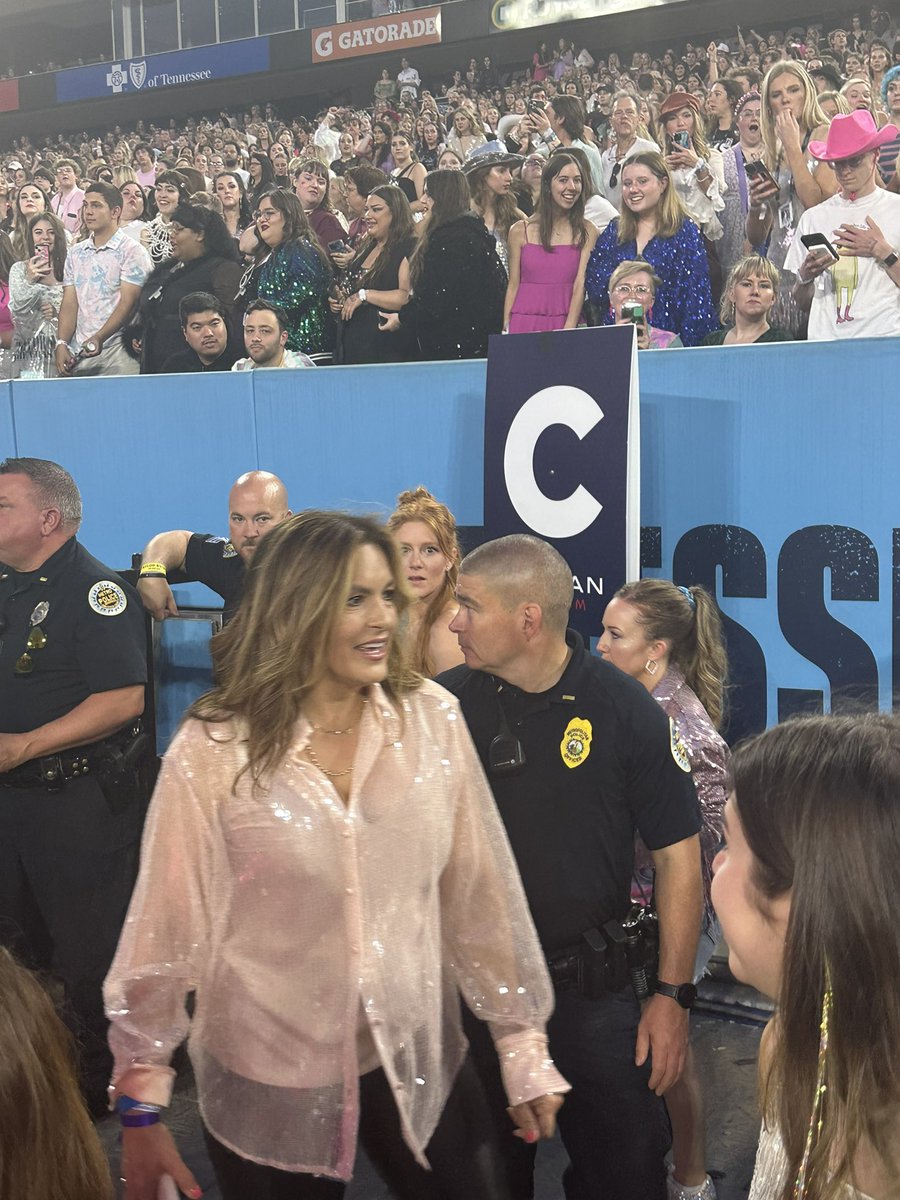 Kimbrrleeee's tweet photo. NO CHILL 😭🥰 #TSTheErasTourNashville #TSErasTourNashville https://t.co/0M1VW7IjSD