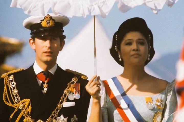 pinoyanghang's tweet photo. This old photo of Prince Charles III (now newly-crowned King) and former First Lady Imelda Marcos was not shot in 1972, as wrongly reported by some media outlets. Both were photographed while attending the #Coronation ceremony for King Birendra of Nepal on February 24, 1975. https://t.co/8mRTq4I5uA