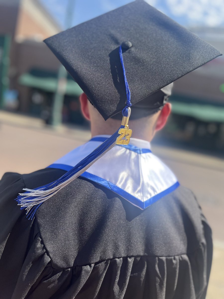 901Cruzz's tweet photo. All business 🎓 https://t.co/77QmI0p9PR