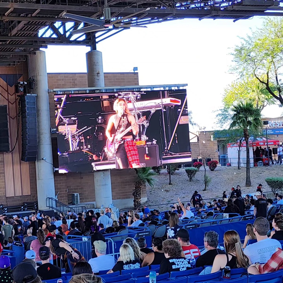 Gonzopup0112's tweet image. #greydaze #thewarningband #fozzy at the #98kupdufest