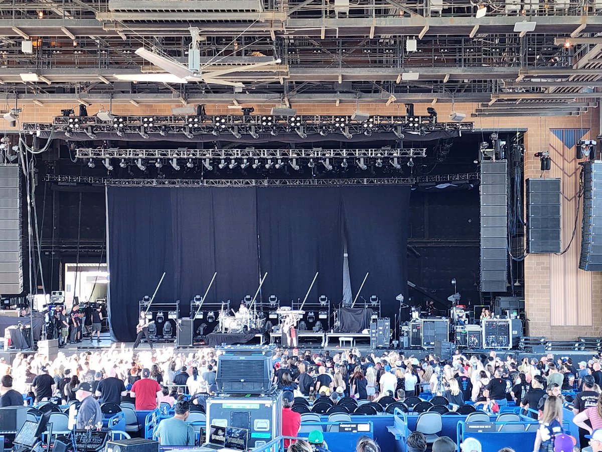 Gonzopup0112's tweet image. #greydaze #thewarningband #fozzy at the #98kupdufest