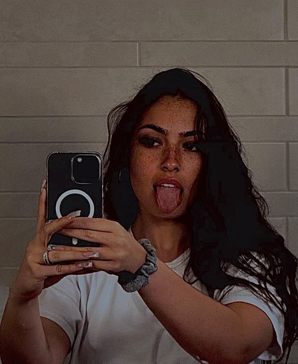 ᅠ

ᅠ

   Selfies in the bathroom after class >>>

ᅠ

ᅠ