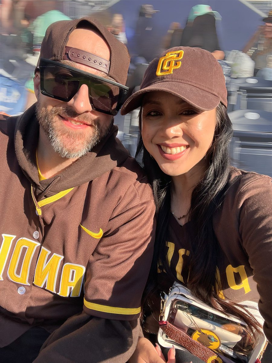 LyssBabe2's tweet photo. Let’s go @Padres! #BringTheGold https://t.co/HJ4KWLrsvL