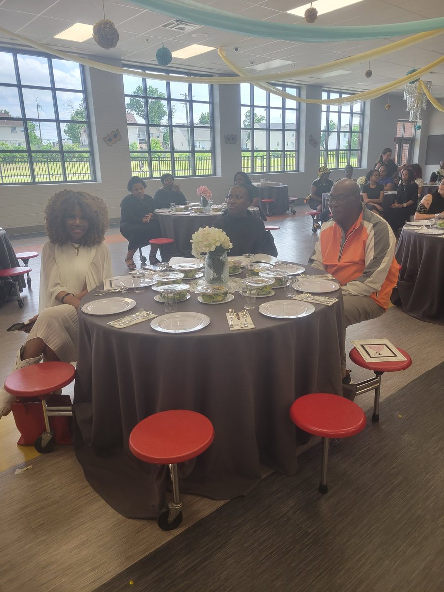MrsVdobson's tweet photo. The LMS Inaugural Debutante Social was a success! Congratulations to our young ladies on a job well done! https://t.co/kOI61vUbqt