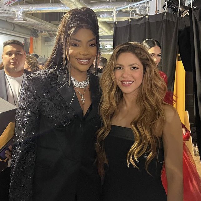 choquei's tweet photo. 🚨AGORA: Ludmilla e Shakira nos bastidores do Latin Billboard Women in Music. https://t.co/3wywgp0ICX