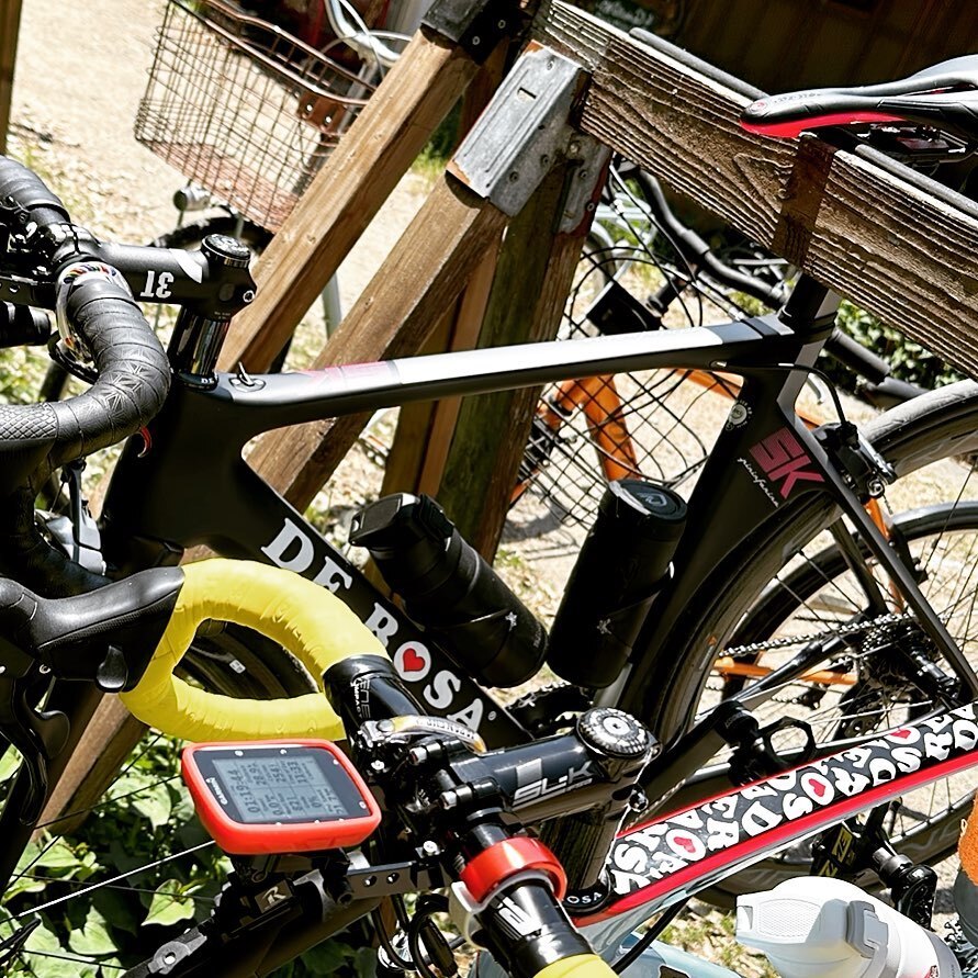 Subspecies_Makz's tweet photo. 久���ぶりの外乗り(そもそもロードバイク乗るのが久しぶり��。もちろん、行きも帰りも向かい風の法則発動 #derosa #derosask #ロードバイク #向かい風にも負けない #気持ちだけはある https://t.co/NSq1kplV7z https://t.co/Q6RDyPaKcv
