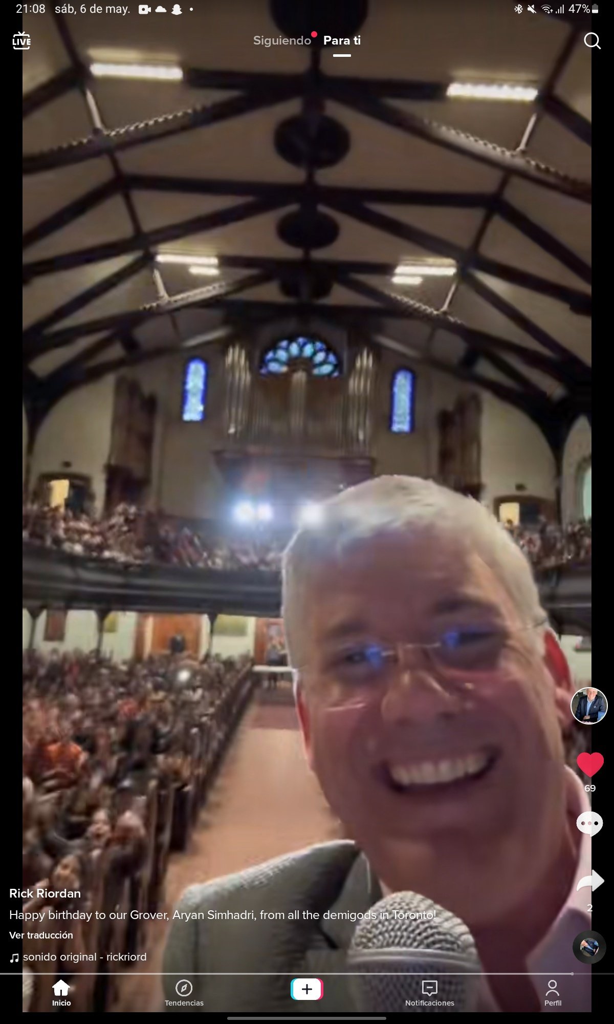 RICK RIORDAN HIZO CANTAR A TODOS DEL LUGAR EL HAPPY BIRTHDAY PARA ARYAN, QUÉ LINDO 