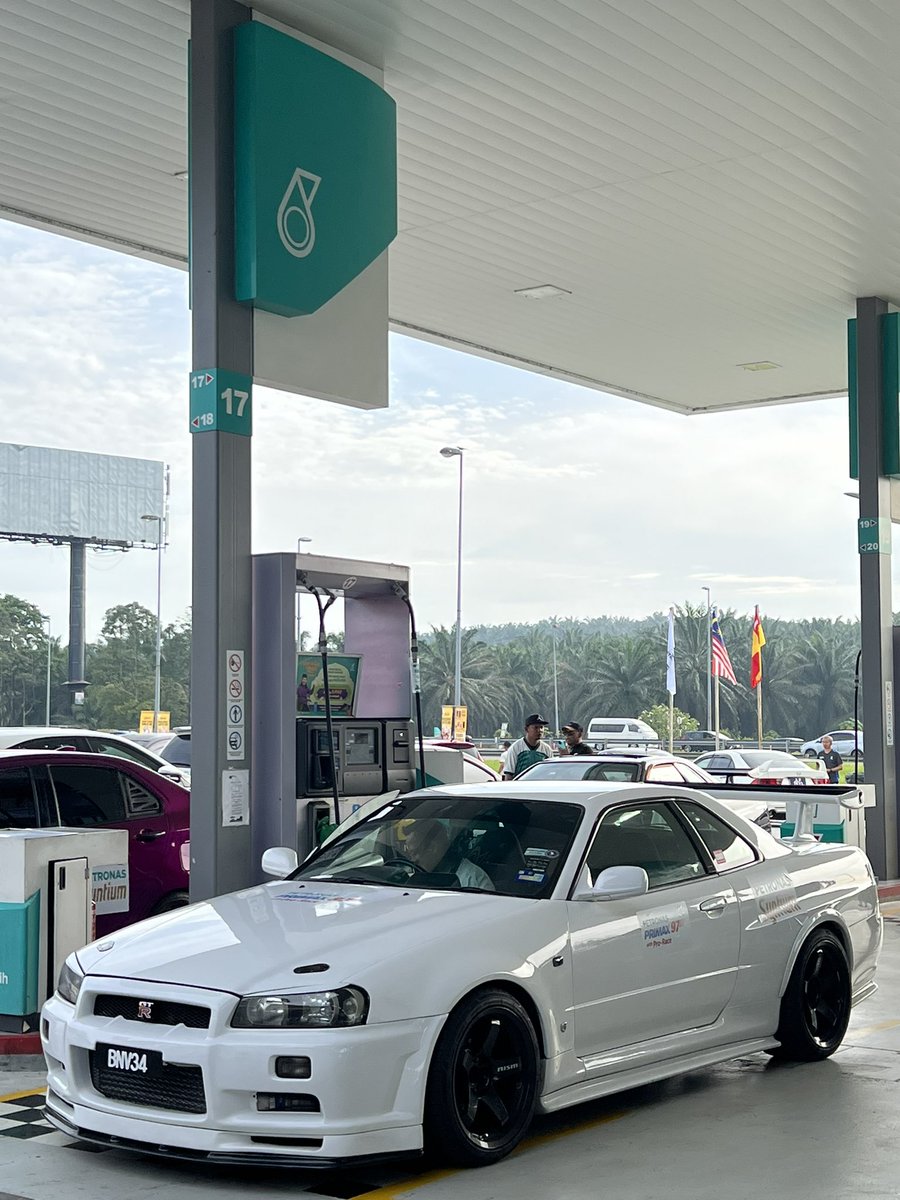Petronasbrands's tweet photo. Definitely powered by #PETRONASPrimax
Fuelling up before heading to MAEPS for the Malaysia Auto Show 2023!
#MAS2023 #RidewithPETRONAS https://t.co/GVsvlqharZ