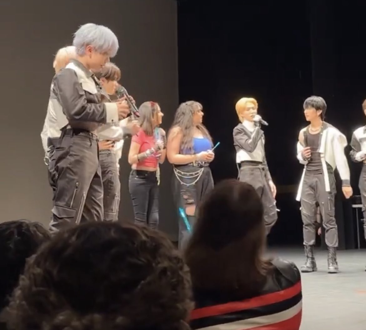 oh my fcking hell fans getting on stage