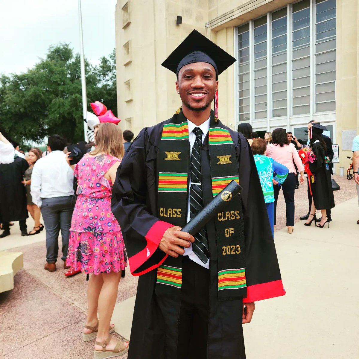 cgwill73's tweet photo. Today, I am a proud father of a college graduate. He will go straight into his MBA at UTSA. Congrats to my son CollinβΌοΈ#ProudDad #WilliamsDNA #mylegacy #blessed #godisgood #trackfamily #proudparents #proudfamily #uiw #utsa #mba #classof2023 #2for2 #3for3 https://t.co/wxwe6Xo006
