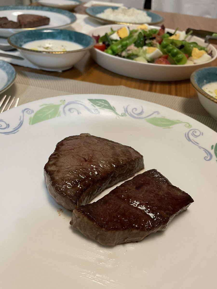 ariru04062223's tweet photo. 昨日のお家ディナー🍴⑅◡̈*
上等なお肉をいただいたのでステーキに🥰と共にニース風サラダと新玉ねぎのポタージュがこれまた美味しくて最高でした🎉優勝💓#ateliershiorionline
#1期生
#三重支部
#美味しいは正義
@SHIORIGOHAN0816 https://t.co/Jbd1KRPlrG