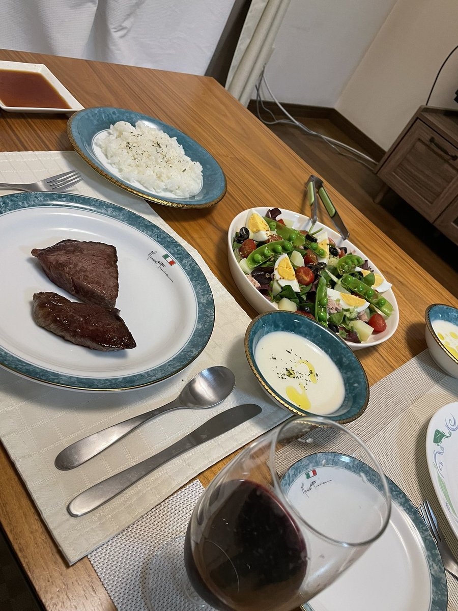 ariru04062223's tweet photo. 昨日のお家ディナー🍴⑅◡̈*
上等なお肉をいただいたのでステーキに🥰と共にニース風サラダと新玉ねぎのポタージュがこれまた美味しくて最高でした🎉優勝💓#ateliershiorionline
#1期生
#三重支部
#美味しいは正義
@SHIORIGOHAN0816 https://t.co/Jbd1KRPlrG