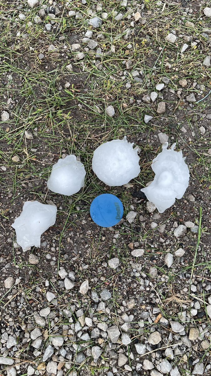 david_singewald's tweet photo. Baseball/softball size hail near Coffey, MO (40.0760498, -94.0024369) 7:54PM. Racquetball for reference. @NWSKansasCity  #mowx https://t.co/VHZ71rgvLs